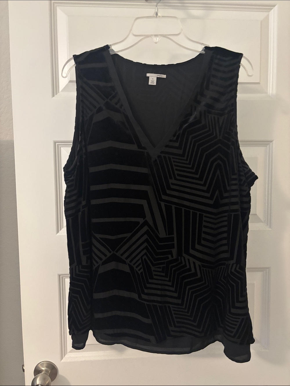 Halogen black velvet chiffon shell top SZ XL w/geometric design burnout v neck